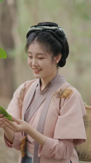灾荒年，小农女有满仓鱼肉 2025 短剧 海报